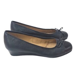 Trotters Lilly Navy Leather Cap Toe Wedge Heel Pumps Bow Womens 11W Size Comfort
